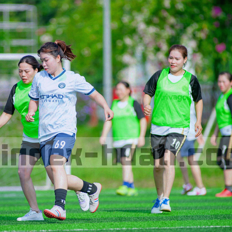 旧文档扫描件的局部纹理，可见页边折痕与编号，画面中无人物